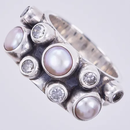 Ring med vita stenar och imitationspärlor, stl: 17, bredd: ca 10mm, 925/1000 silver  Vikt: 10,7 g