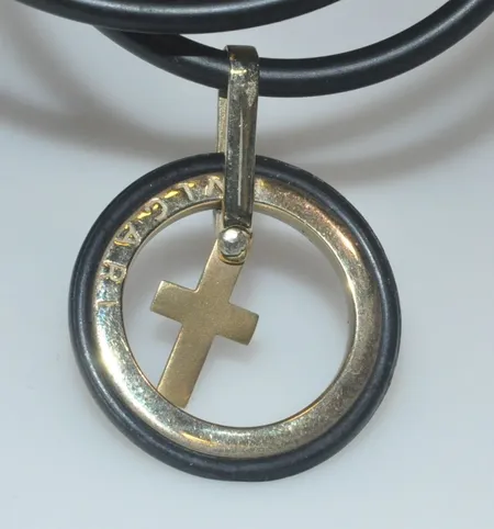 BULGARI, kedja av gummi med hänge, L 44cm 14k 10,2 gr. låset har lossnat från gummit behöver limmas. Vikt: 10,2 g