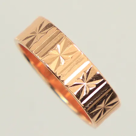 Ring med mönsterdekor, stl 17¼, bredd ca 6mm, rysk stämplar, 14K Vikt: 4 g