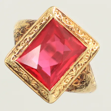 Ring med röd sten, troligen syntetisk rubin, stl 16¾, bredd 1,4-14mm, skev, 14K  Vikt: 3,5 g