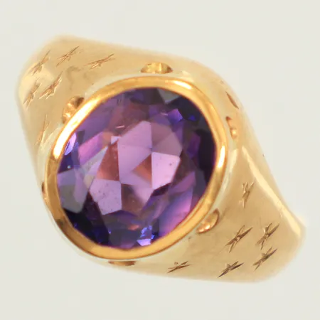 Ring med syntetisk korund, stl 16¾, bredd 2,5-12,5mm, 18K Vikt: 4,2 g