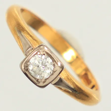 Ring med diamant ca 0,20ct, stl 16, bredd 2-5,4mm, skev, skadad fattning, 20K  Vikt: 3,7 g