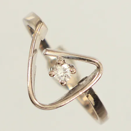 Ring med diamant ca 0,12ct W/P1 enligt gravyr, stl 19¾, bredd ca 2-13mm, vitguld, bör rodieras om, 18K Vikt: 3,7 g