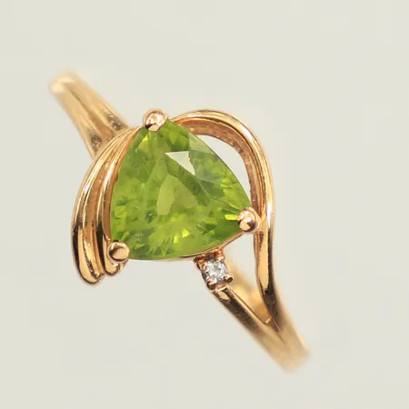 Ring med grön sten och diamant ca 0,01ct, stl 19, bredd 1,3-12,5mm, skev, 18K  Vikt: 3,1 g