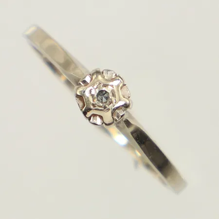 Ring med diamant ca 0,02, stl 18, bredd ca 1,5-5mm, vitguld, 18K Vikt: 1,8 g