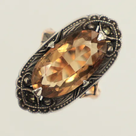 Ring med rökkvarts och markasiter, stl 16½, bredd 1,9-25mm, del i silver, sten löst infattad, något skev, 18K Bruttovikt 4,5g 