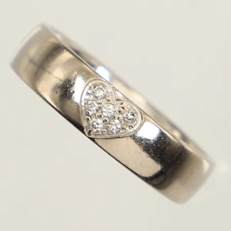 Klackring med diamanter ca 9x 0,01-0,02ct enligt totalt gravyr 0,12ct, stl 15½, bredd ca 4-6mm, vitguld, bör rodieras om, 18K Vikt: 5 g
