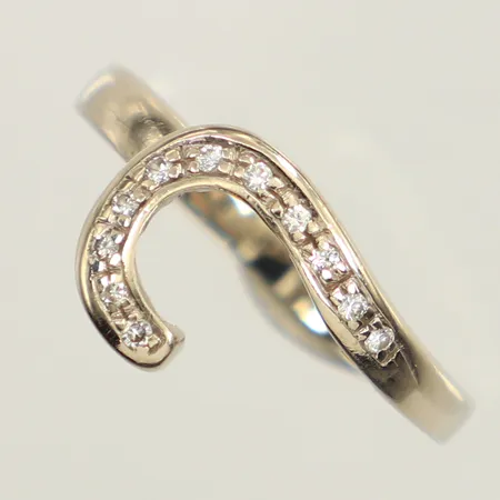 Ring med diamanter ca 11 x ca 0,01ct, stl 18, bredd ca 2-10mm, vitguld, repig, 18K Vikt: 3,5 g