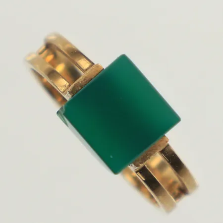 Ring med grön sten, stl 17¾, bredd 3,8-8mm, skadad sten, 8K  Vikt: 3,5 g