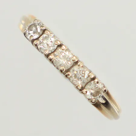Ring, diamanter 5x ca 0,10ct, tre diamanter indikerar på syntetiska, stl 16¾, bredd 1,5-3,4mm, tvåfärgad, 14K  Vikt: 2,6 g
