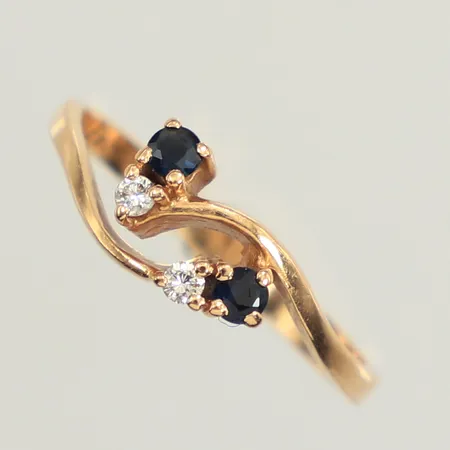 Ring med diamant ca 0,02ct, vit och blå stenar, stl 16¾, bredd 1,8-6,2mm, 18K  Vikt: 2 g