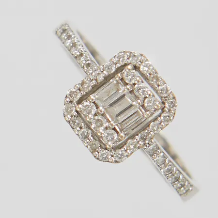 Ring, briljantslipade diamanter 38 x ca 0,01ct + baguetteslipade diamanter 3 x ca 0,03ct, stl 16¼, bredd 2,5-8,5mm, vitguld, 14K Vikt: 2,3 g