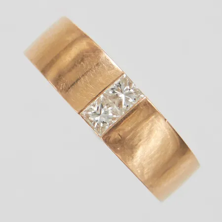Ring, 2 princesslipade diamanter 0,38ctv enligt gravyr, stl 18, bredd 5-6,5mm, repig, 18K Vikt: 7 g