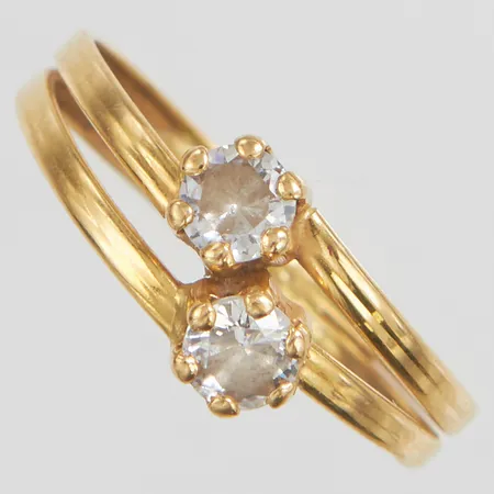 Ring, vita stenar, stl 18, bredd 3-7,8mm, GHA, skev, 18K Vikt: 1,2 g