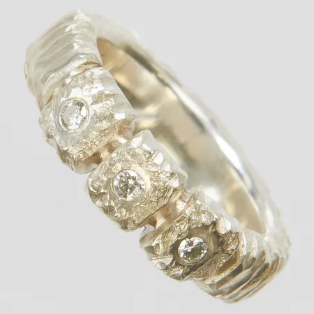 Ring, diamanter 3 x ca 0,04ct, stl 16½, bredd 6mm, 925/1000 silver Vikt: 8,6 g