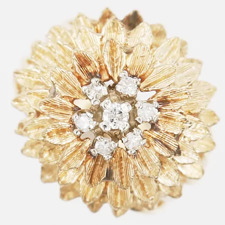 Ring med diamanter 1 x ca 0,04ct samt 6 x ca 0,01ct, stl: 15½, bredd: 3 -18 mm, saknar stämplar, 14K guld. Vikt: 7,7 g