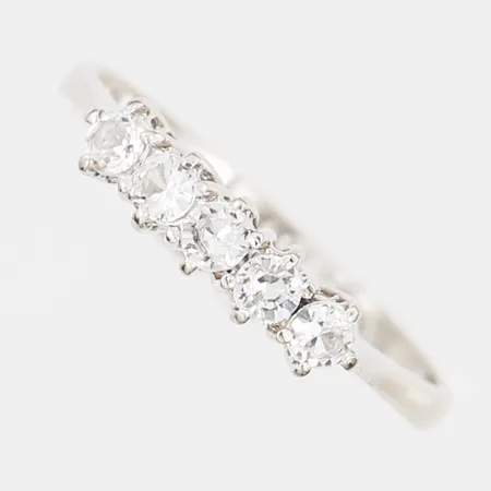 Ring med vita stenar, stl: 17½, bredd: 1 - 4 mm, 18K vitguld. Vikt: 2,3 g