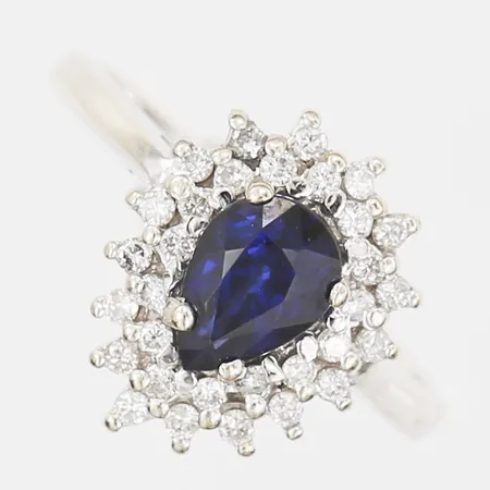 Ring med droppformad syntetisk safir samt diamanter 31x ca 0,01ct, 17½, bredd: 2 - 14 mm, 18K vitguld. Vikt: 4,7 g