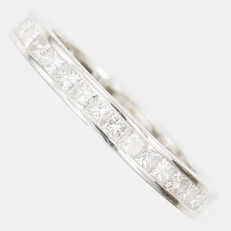 Ring, helallians, prinsesslipade diamanter, totalt ca 1,60ctv, stl 16¾, bredd 3mm, 14K vitguld. Vikt: 2,4 g