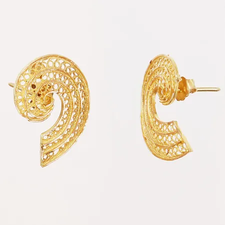 Ett par örhängen med genombruten dekor, höjd: 25mm, bredd: 18mm, 14K guld. Vikt: 4,2 g