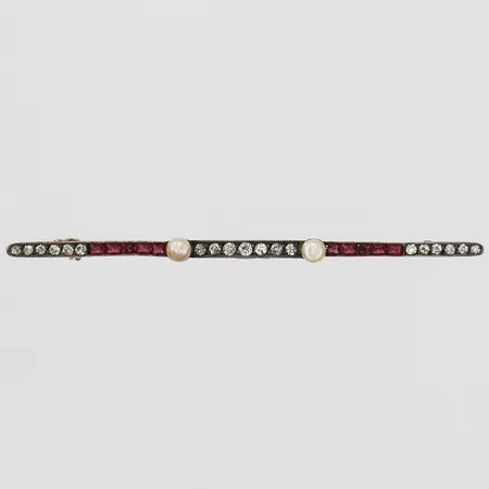 Brosch med orientaliska pärlor Ø 4 mm, syntetiska carréslipade rubiner, slitage/en sten defekt, samt gammalslipade diamanter ca 18 x 0,03ct, 1 x 0,05ct, längd 80 mm, 14K guld, fattning delvis i silver, vikt 5,5g Vikt: 5,5 g