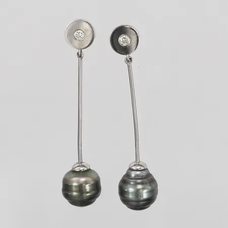 Ett par örhängen med briljantslipade diamanter 2 x ca 0,10ct samt odlade tahitipärlor, Ø ca 10,5-11,5 mm, höjd 45mm, snurrebussar saknas, 18K vitguld Vikt: 5,3 g