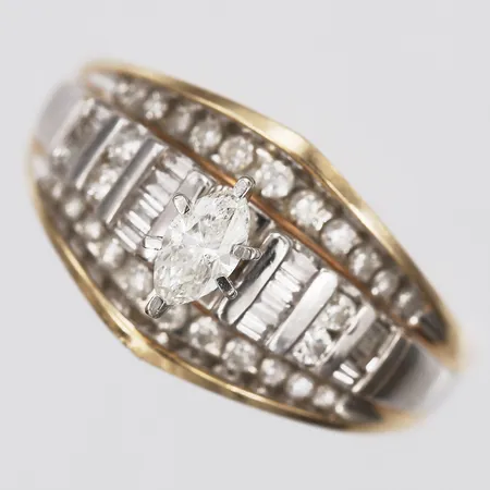 Ring med navetteslipad diamant ca 0,40ct, baguetteslipade diamanter 14 x ca 0,02ct, briljantslipade diamanter 22 x ca 0,01ct, samt 4 x ca 0,02ct, totalt ca 0,98ct, kvalitet ca W-Cr/VS-SI, stl: 19¼, utländska stämplar, 14K guld Vikt: 8 g
