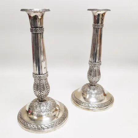 Silverljusstakar, höjd:285mm, Ø145mm, Jacob Graah Fabritius, Köpenhamn 1828, finhalt 826/1000, ej fyllda bottnar, gravyr, åldersbetingat slitage. Vikt: 978,8 g Skickas med postpaket.