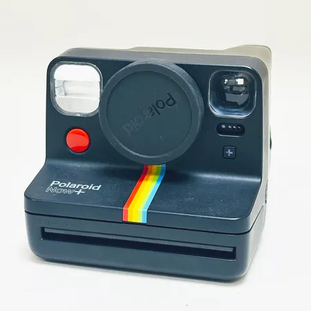 Polaroidkamera NOW+, nr: PRD009061, linsskydd, axelrem, ej funktionstestad. Vikt: 0 g Skickas med postpaket.