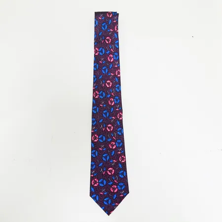 Slips, Hermès, polykrom dekor i blått och rosa på lila botten, längd: ca 147cm, bredd:3-9cm, 100% siden twill, modellnummer:7518 IA, Made in France. Vikt: 0 g