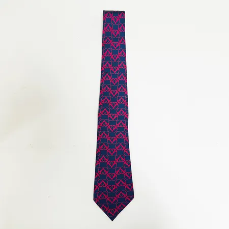 Slips, Hermès, röd dekor på marinblå botten, längd: ca 146cm, bredd:3-9cm, 100% siden twill, modellnummer:751 SA, Made in France. Vikt: 0 g