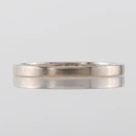 Ring vitguld, slät,  storlek 17 ¼ mm, bredd 1.9 mm, putsad och borttagen gravyr efter bilden är tagen,18k. Vikt: 2,3 g