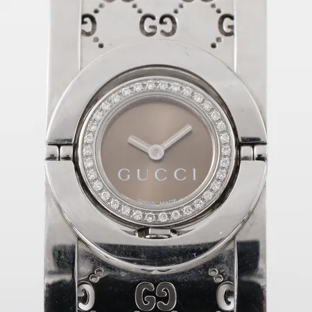 Armbandsur "Gucci Twirl", diamantkrans, diameter 16,6mm, stålband, yttermått ca 19cm, batteribyte krävs Vikt: 0 g