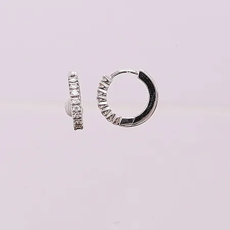 Ett par örhängen, 16x diamanter totalt ca 0,25ctv, 14mm, 18K 3,4g.