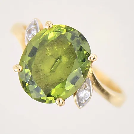 Ring med gröna samt vita stenar, stl 17, bredd 3-11mm, 18K  Vikt: 4,9 g
