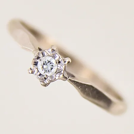 Ring med diamant ca 0,07ct, stl 18½, bredd 2-5mm, vitguld, 18K Vikt: 2,7 g