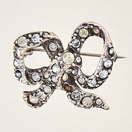 Brosch med vita stenar, 28x32mm, två stenar saknas, silver 830/1000 Vikt: 12,1 g