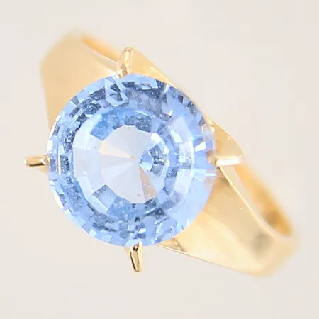 Ring med blå sten, stl 17¾, bredd 2,5-10mm, 18K Vikt: 4,5 g