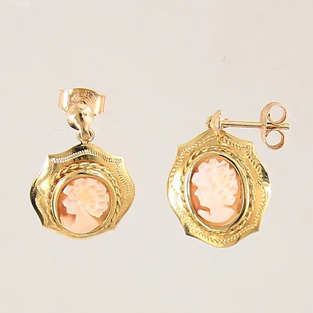 Ett par örhängen med came' samt dekor, 20x13,5mm, 18K Vikt: 2,8 g