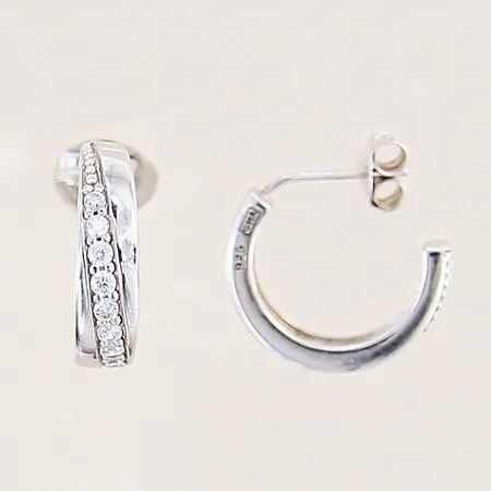 Ett par örhängen med vita stenar, 15x4,5mm, något skeva stift, silver 925/1000 Vikt: 3,4 g