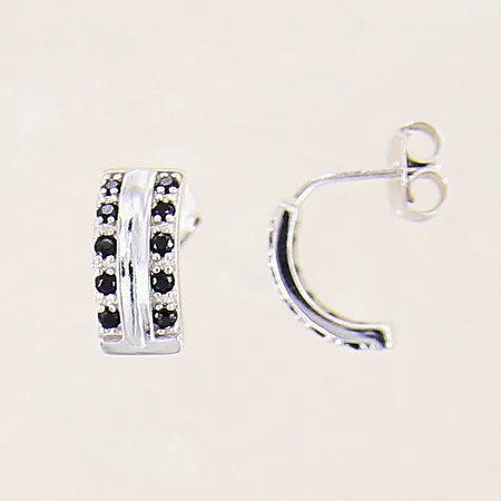 Ett par örhängen med svarta stenar, 13x6mm, silver 925/1000 Vikt: 2,3 g