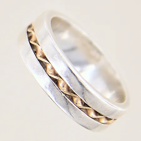 Ring med dekor, stl 16½, bredd 6mm, tvåfärgad, repig, silver 925/1000 Vikt: 5 g