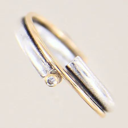 Ring med diamant ca 0,01ct, stl 16¾, bredd 5-7mm, del av ringskena 14K, silver 925/1000 Vikt: 5,3 g