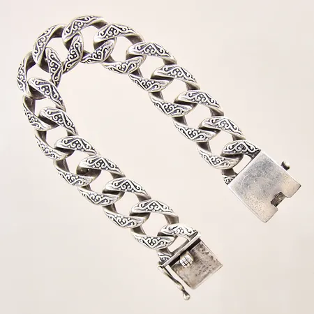 Armband Pansar med dekor, längd 20,5cm, bredd 17mm, repigt lås, silver 925/1000 Vikt: 77,7 g