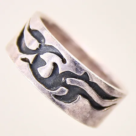 Ring med dekor, stl 20, bredd 8,5mm, repig, silver 925/1000 Vikt: 7 g
