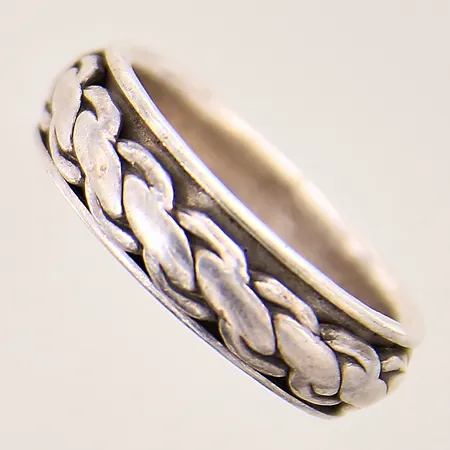 Ring med mönsterdekor, stl 19, bredd 7mm, repig, GHA, silver 925/1000 Vikt: 7,4 g