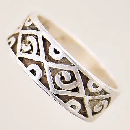 Ring med mönsterdekor, stl 19¼, bredd 8mm, repig, smutsig, silver 925/1000 Vikt: 5,9 g