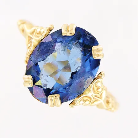 Ring, blå sten, stl 17½, bredd 1,5-11mm, Guldvaruaktiebolaget G. Dahlgren & Co, år 1936 Malmö, slitage/nagg på stenm 18K.  Vikt: 3,1 g