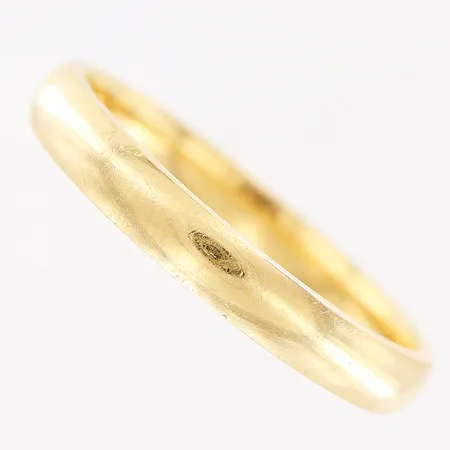 Ring, slät, stl 21½, bredd 3mm, ograverad, 18K.  Vikt: 5,7 g