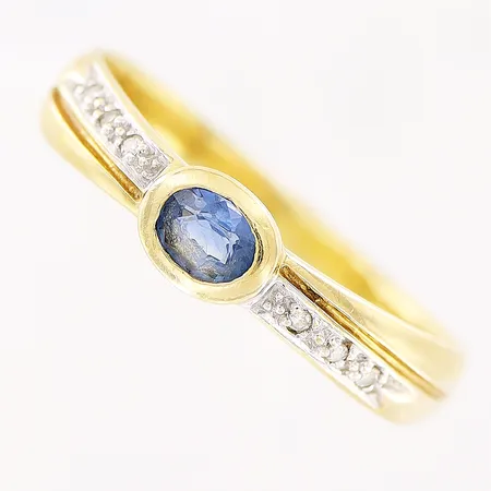 Ring, diamanter 6 x ca 0,005ct, blå sten, stl 18¼, bredd 2,5-4mm, ojämn skena, 18K.  Vikt: 2,3 g